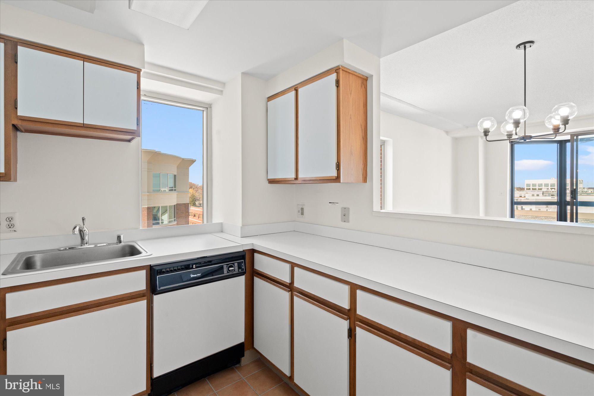 24 COURTHOUSE SQUARE 804