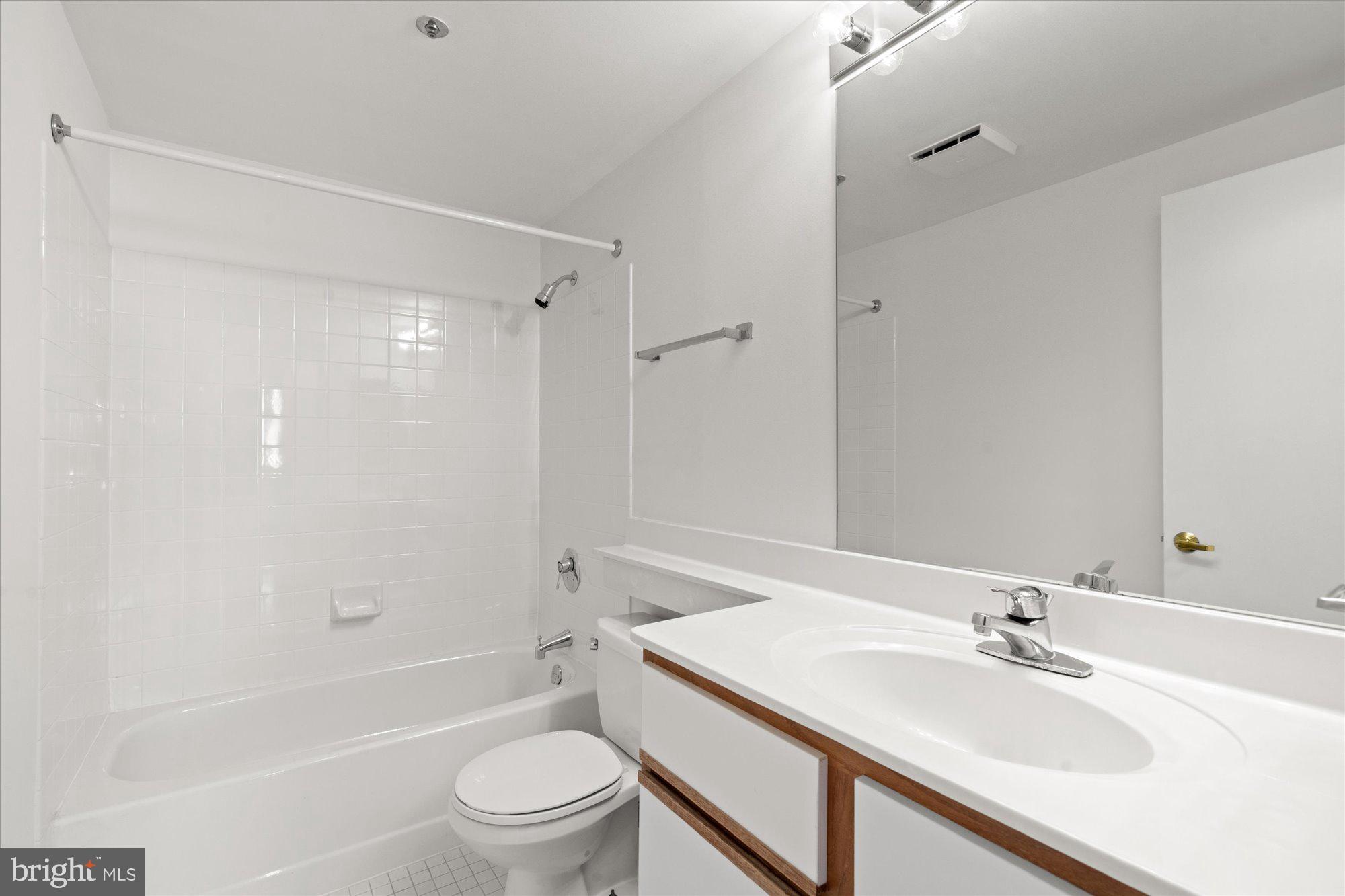 24 COURTHOUSE SQUARE 804