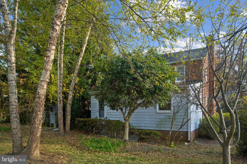2711 ELNORA STREET