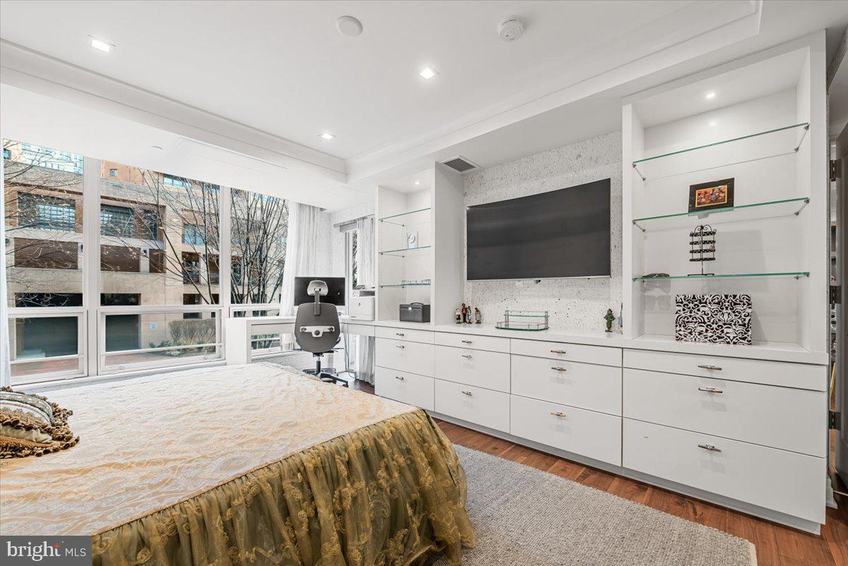 4901 HAMPDEN LANE 205