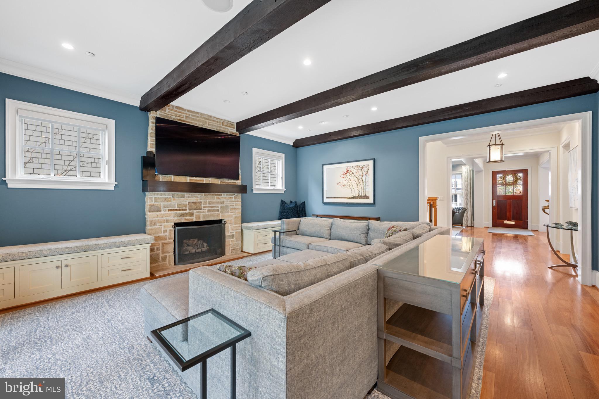 4822 DRUMMOND AVENUE