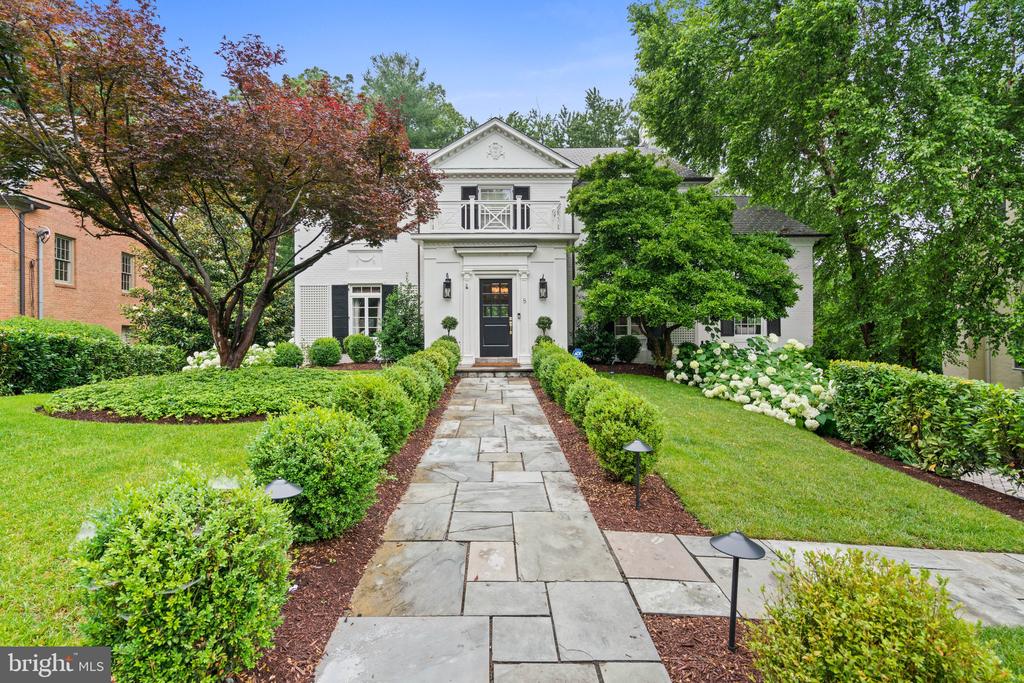 8 FARMINGTON COURT
