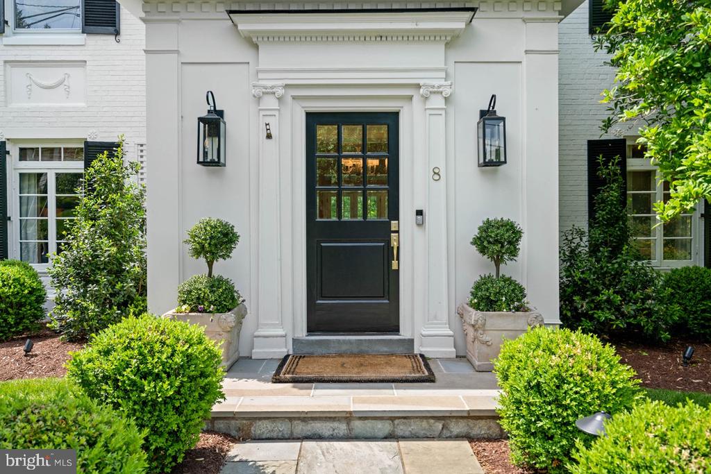 8 FARMINGTON COURT