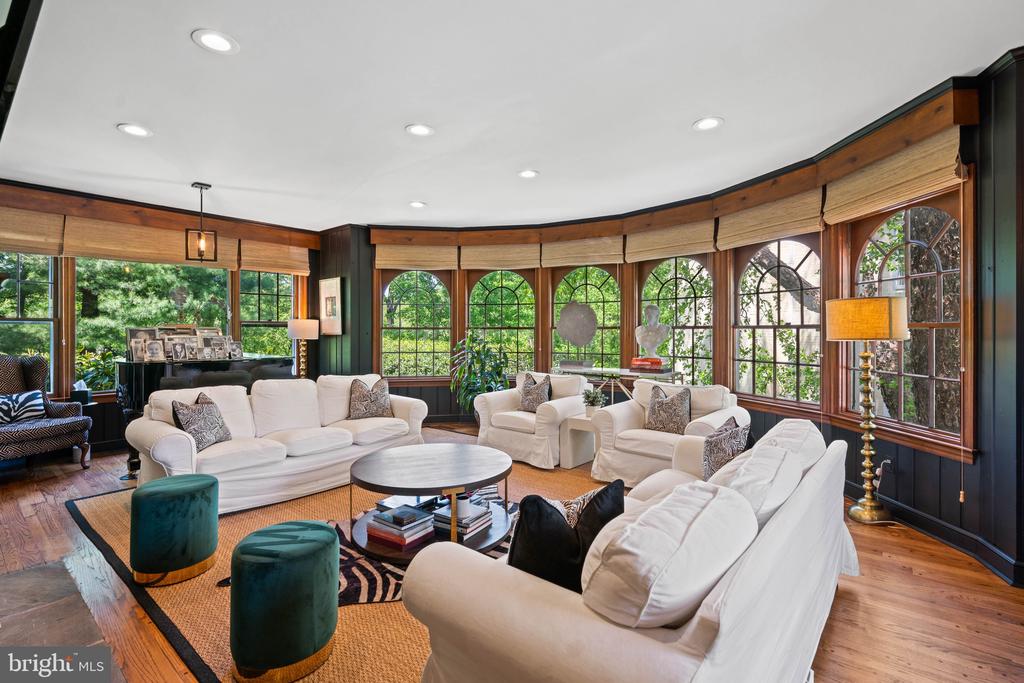 8 FARMINGTON COURT