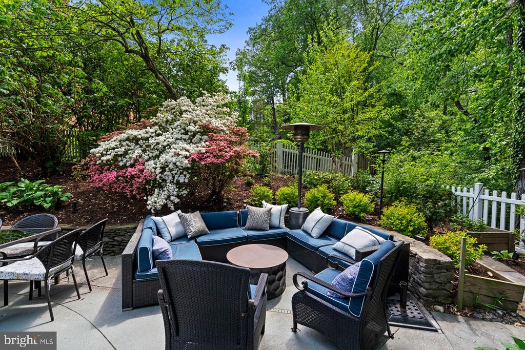 8 FARMINGTON COURT
