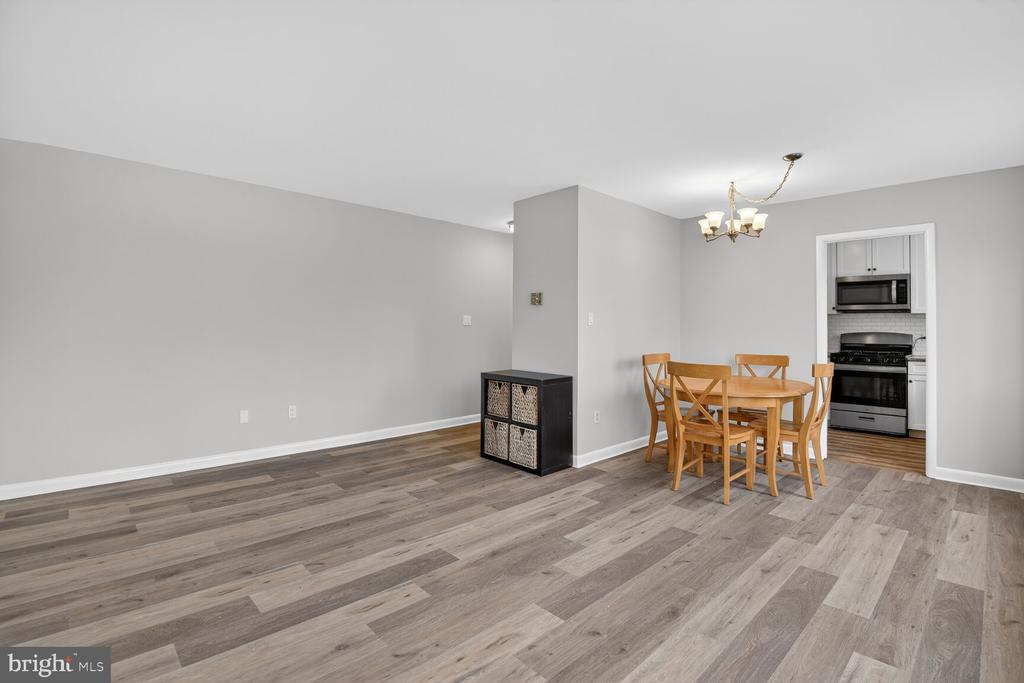 10423 MONTROSE AVENUE 303