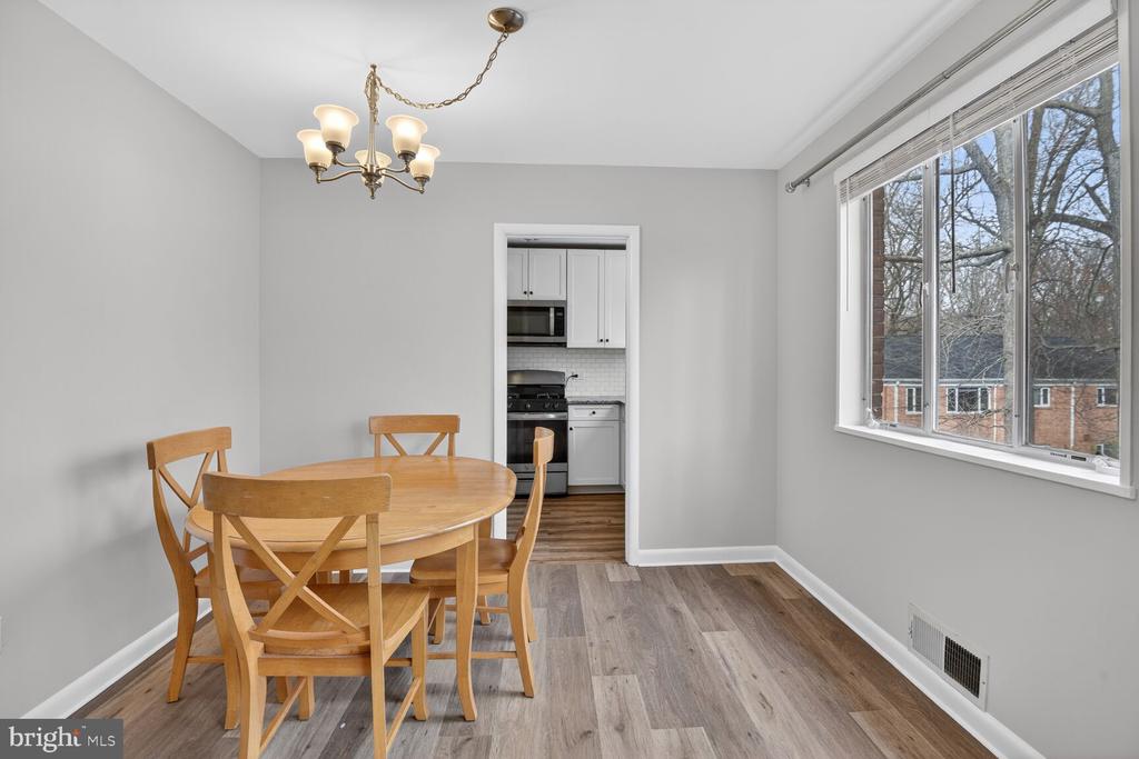 10423 MONTROSE AVENUE 303