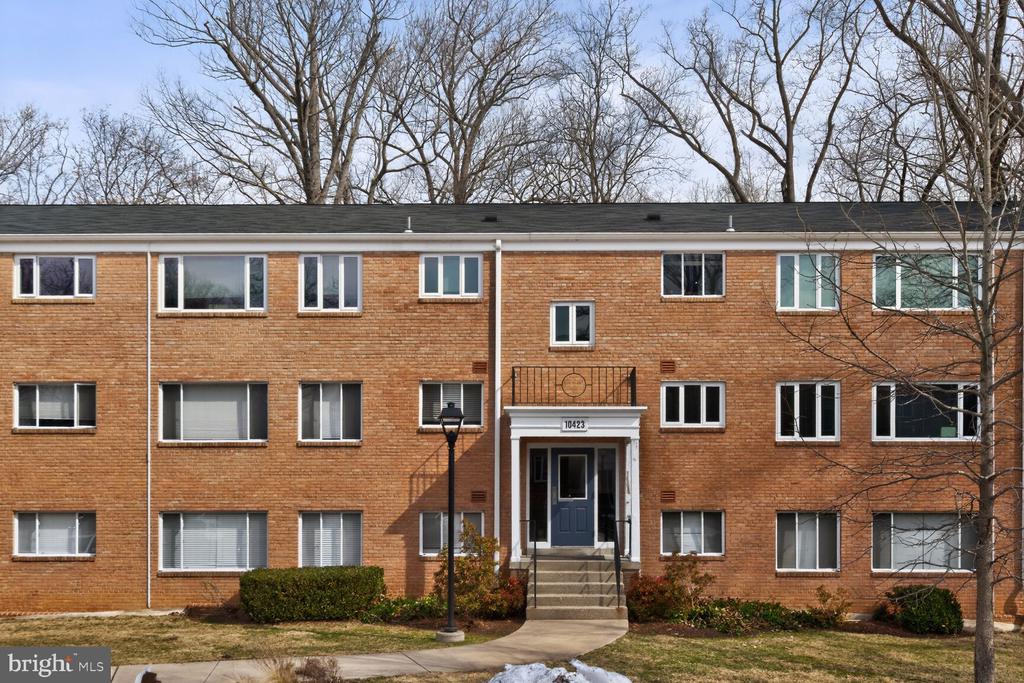 10423 MONTROSE AVENUE 303