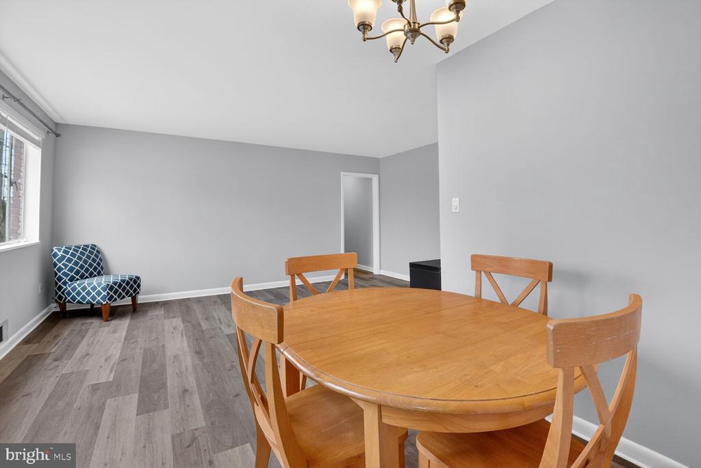 10423 MONTROSE AVENUE 303