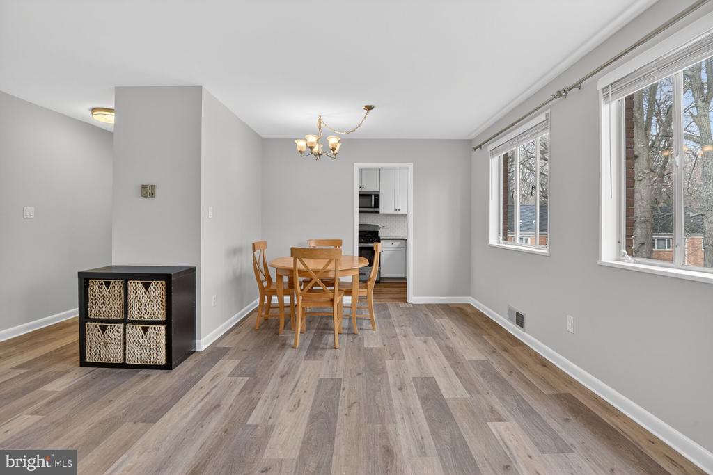 10423 MONTROSE AVENUE 303