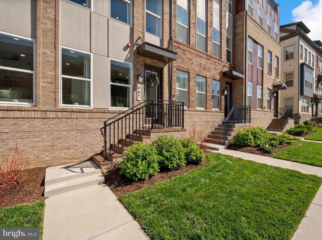 407 ARMSTRONG PLACE