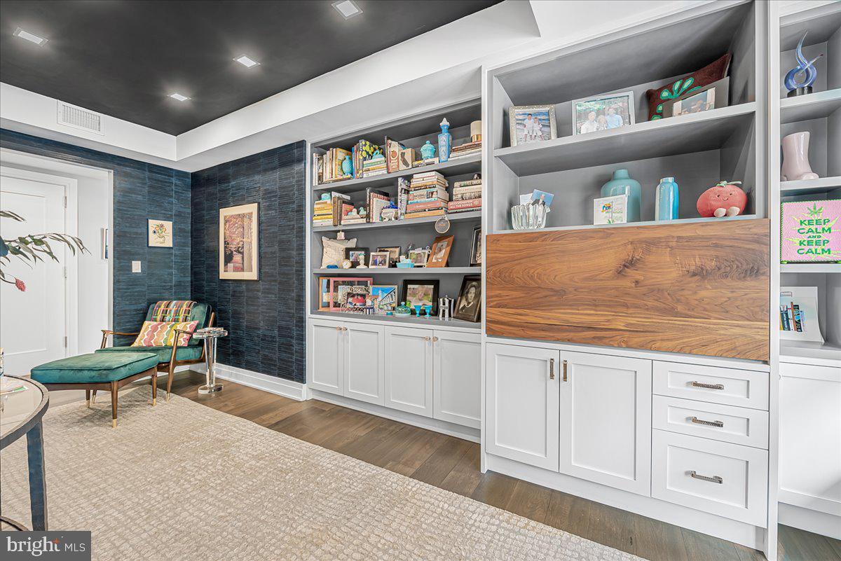 4901 HAMPDEN LANE 203