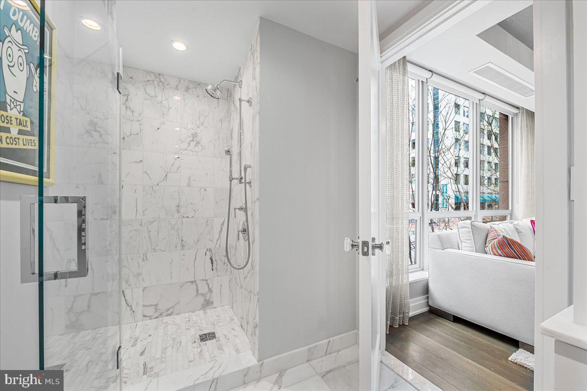 4901 HAMPDEN LANE 203