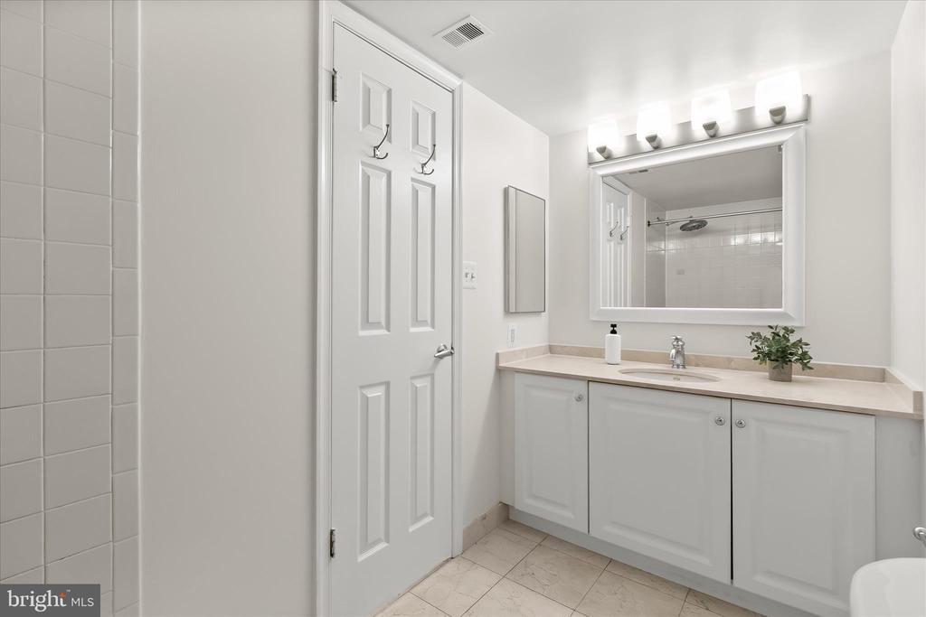 10101 GROSVENOR PLACE 1106