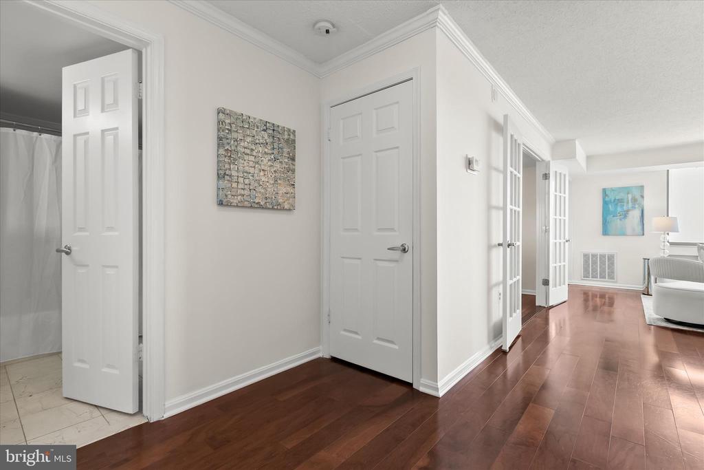 10101 GROSVENOR PLACE 1106