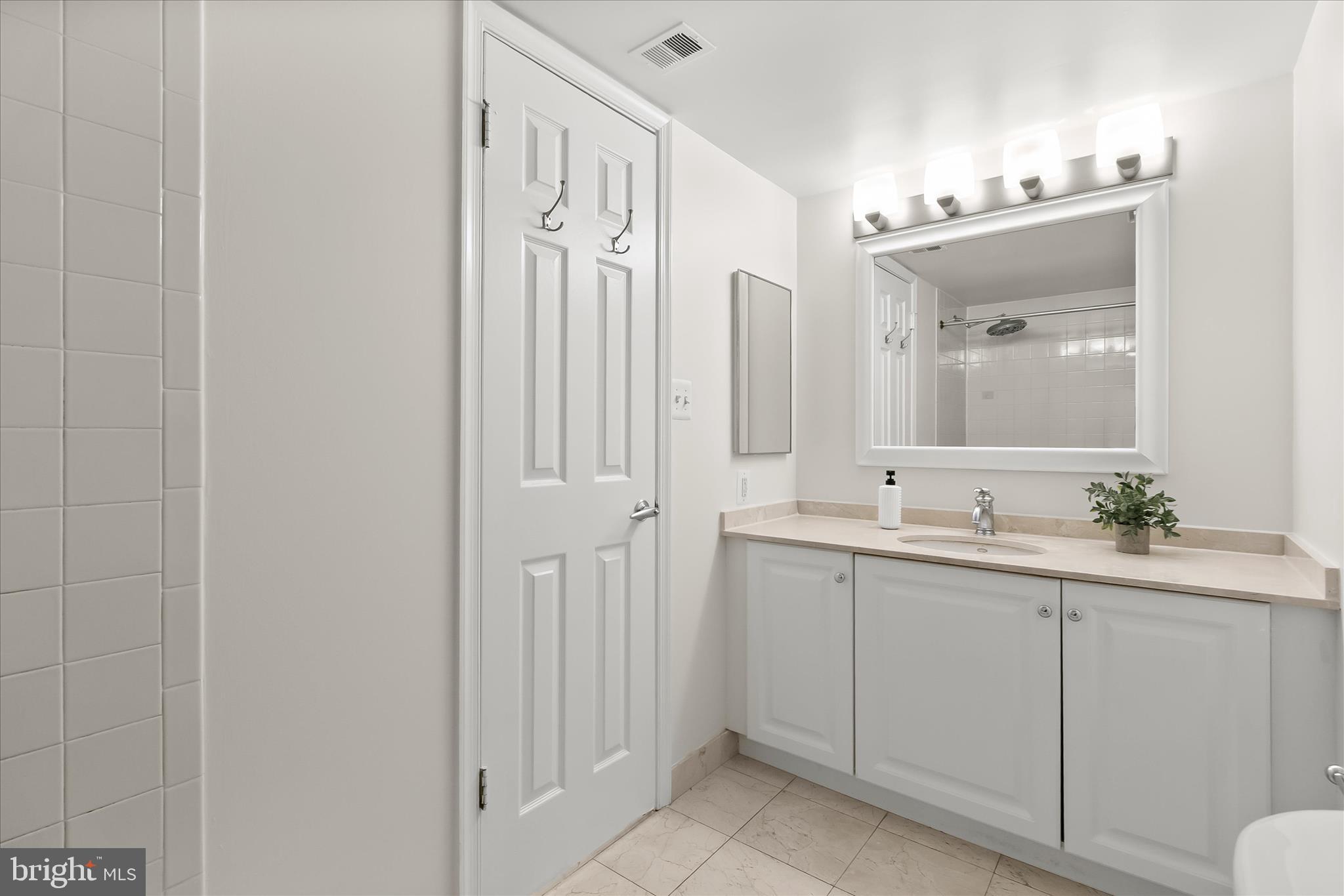 10101 GROSVENOR PLACE 1106