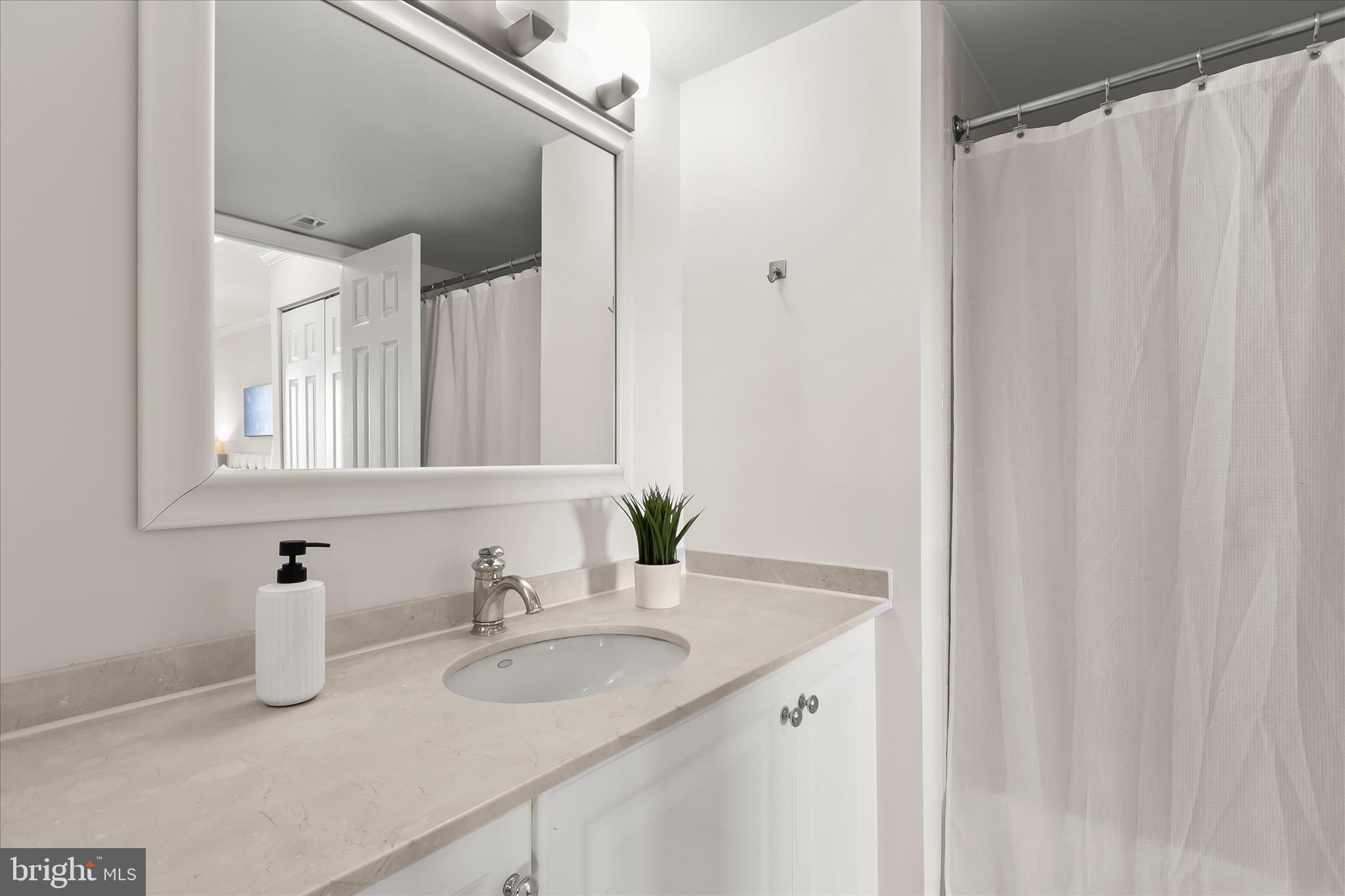 10101 GROSVENOR PLACE 1106