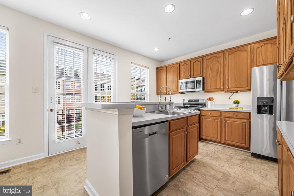 631 GATESTONE STREET