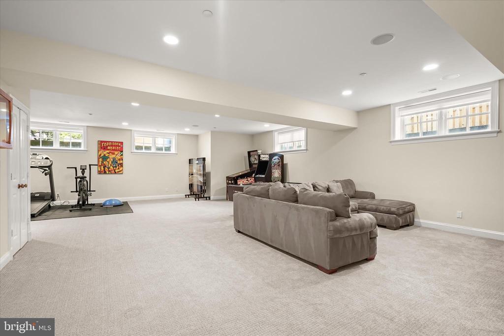 4423 WALSH STREET