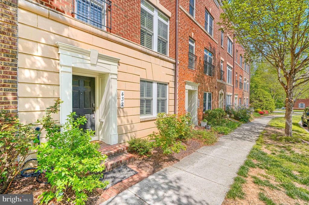 432 GRAND STREET