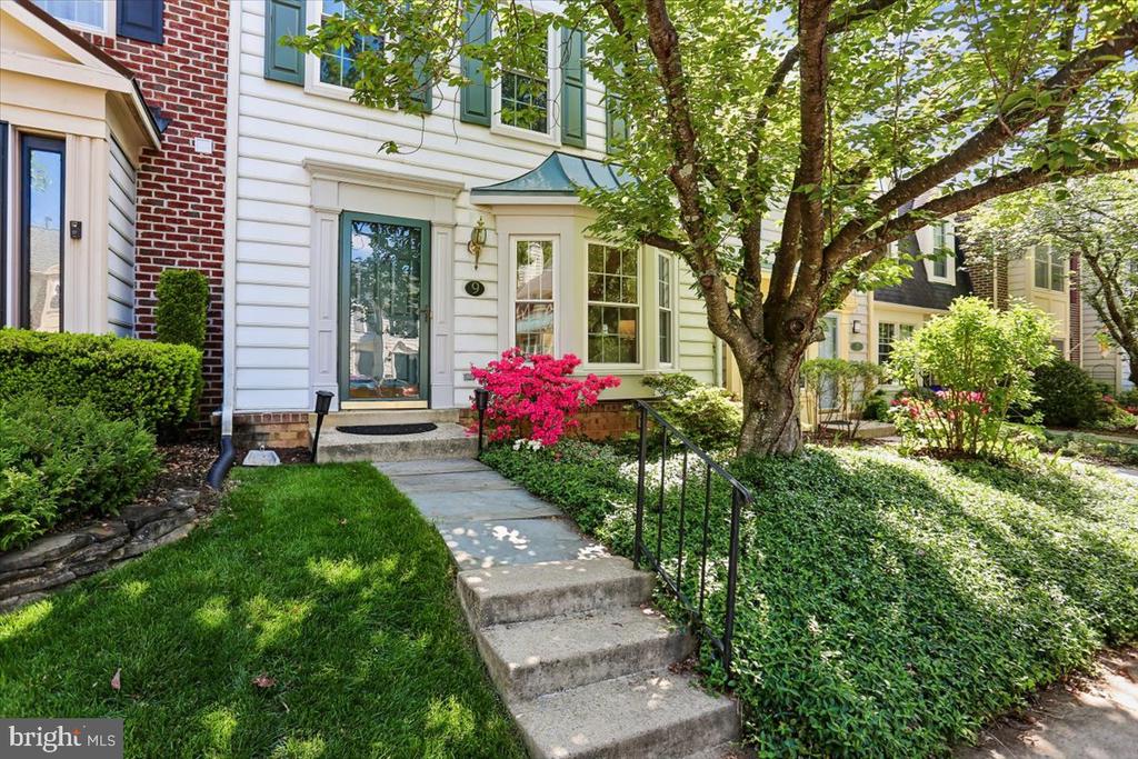 9 FOUNTAIN VALLEY COURT