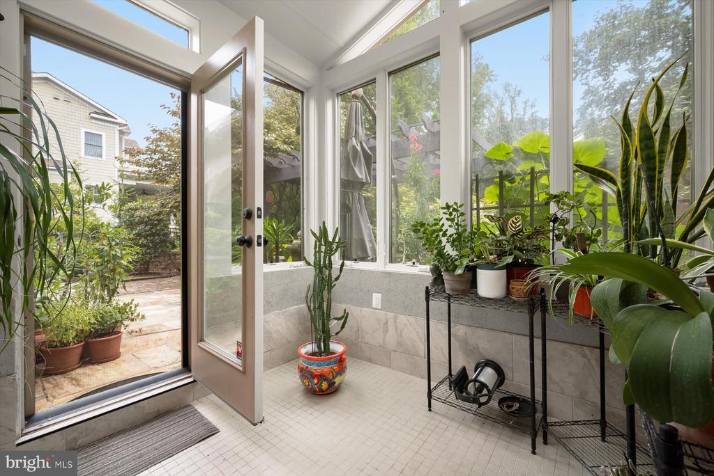 6410 LANDON LANE