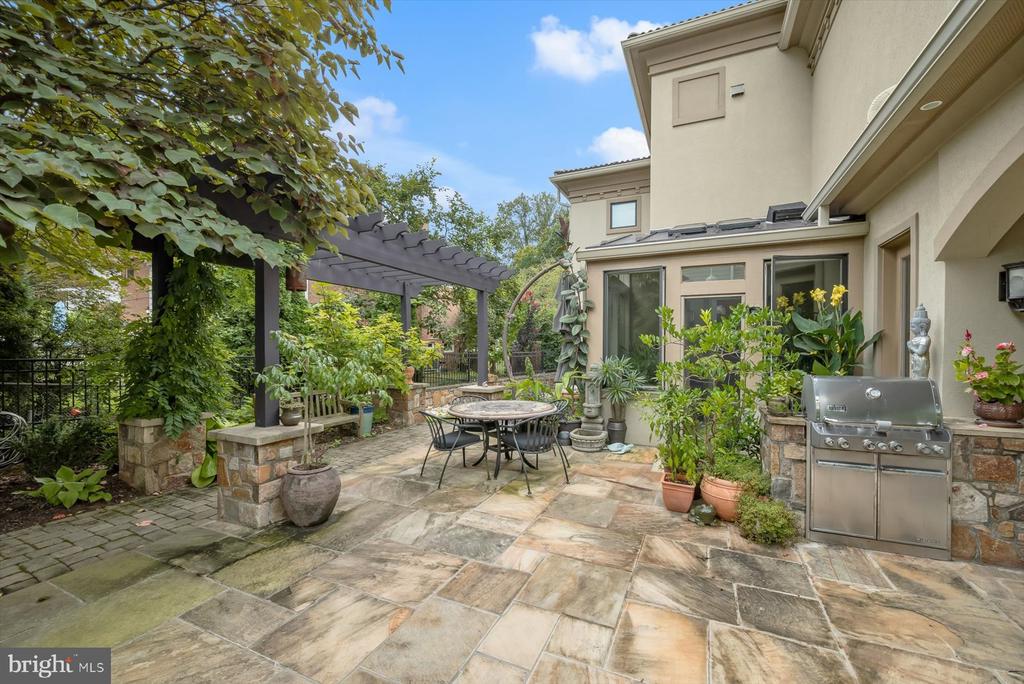 6410 LANDON LANE
