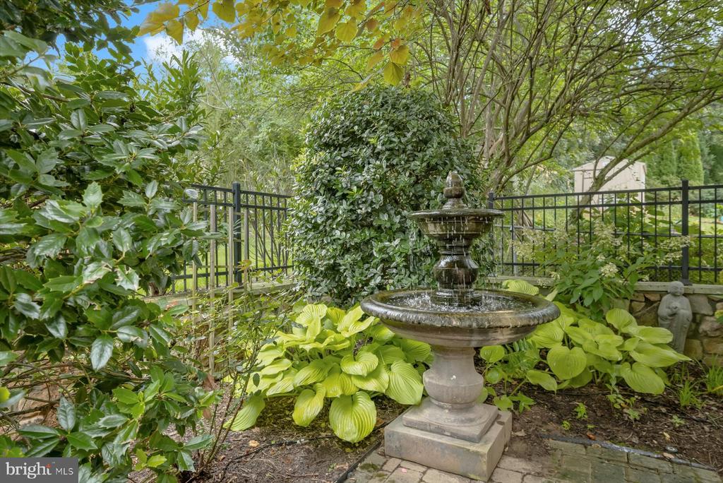 6410 LANDON LANE