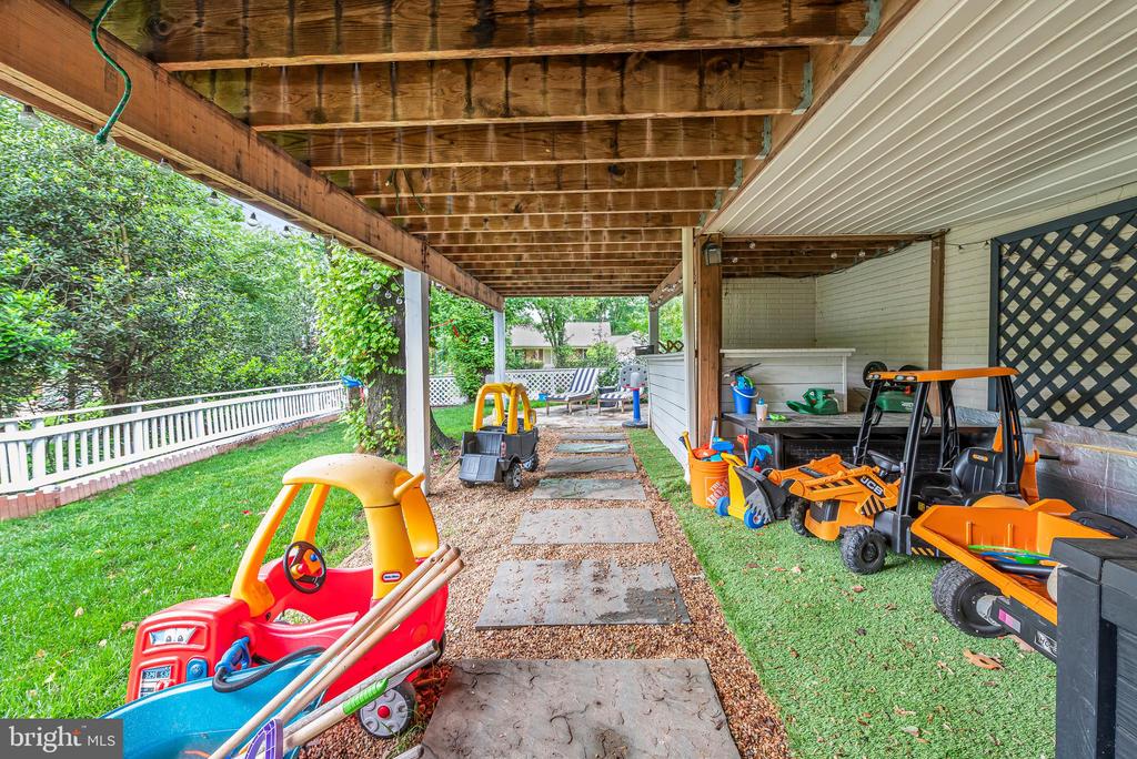 9212 WILLOW POND LANE