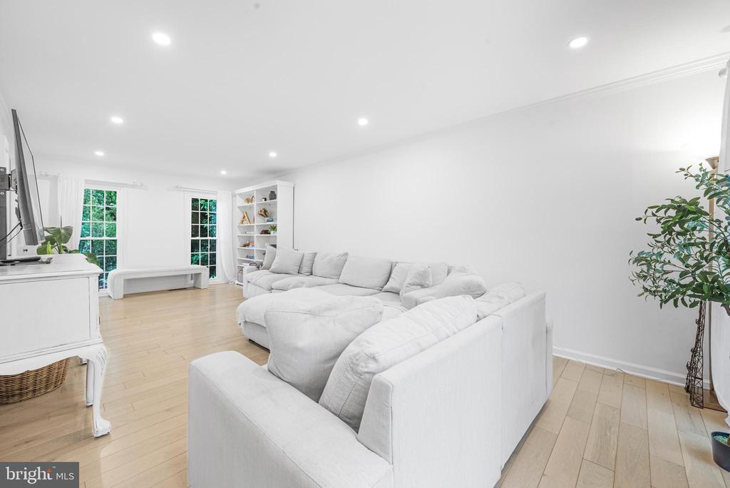9212 WILLOW POND LANE
