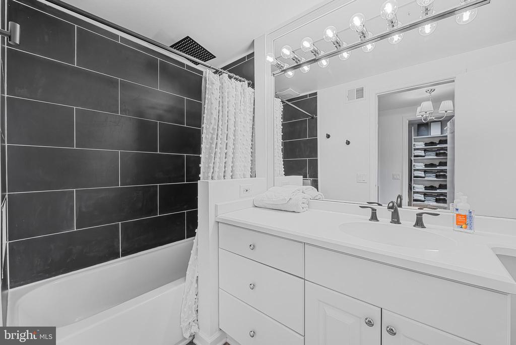 9212 WILLOW POND LANE