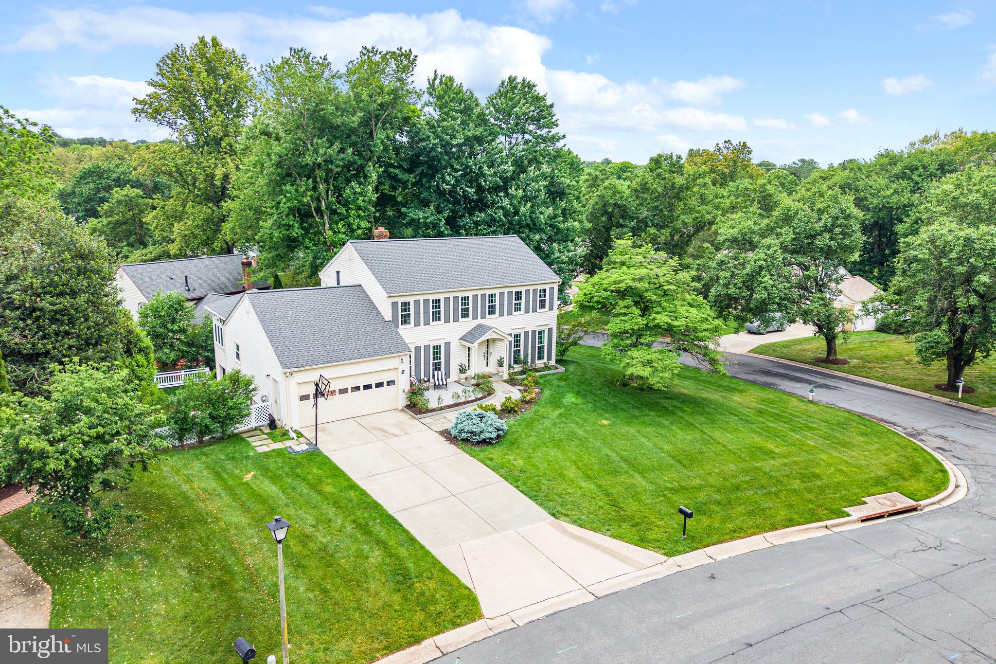 9212 WILLOW POND LANE