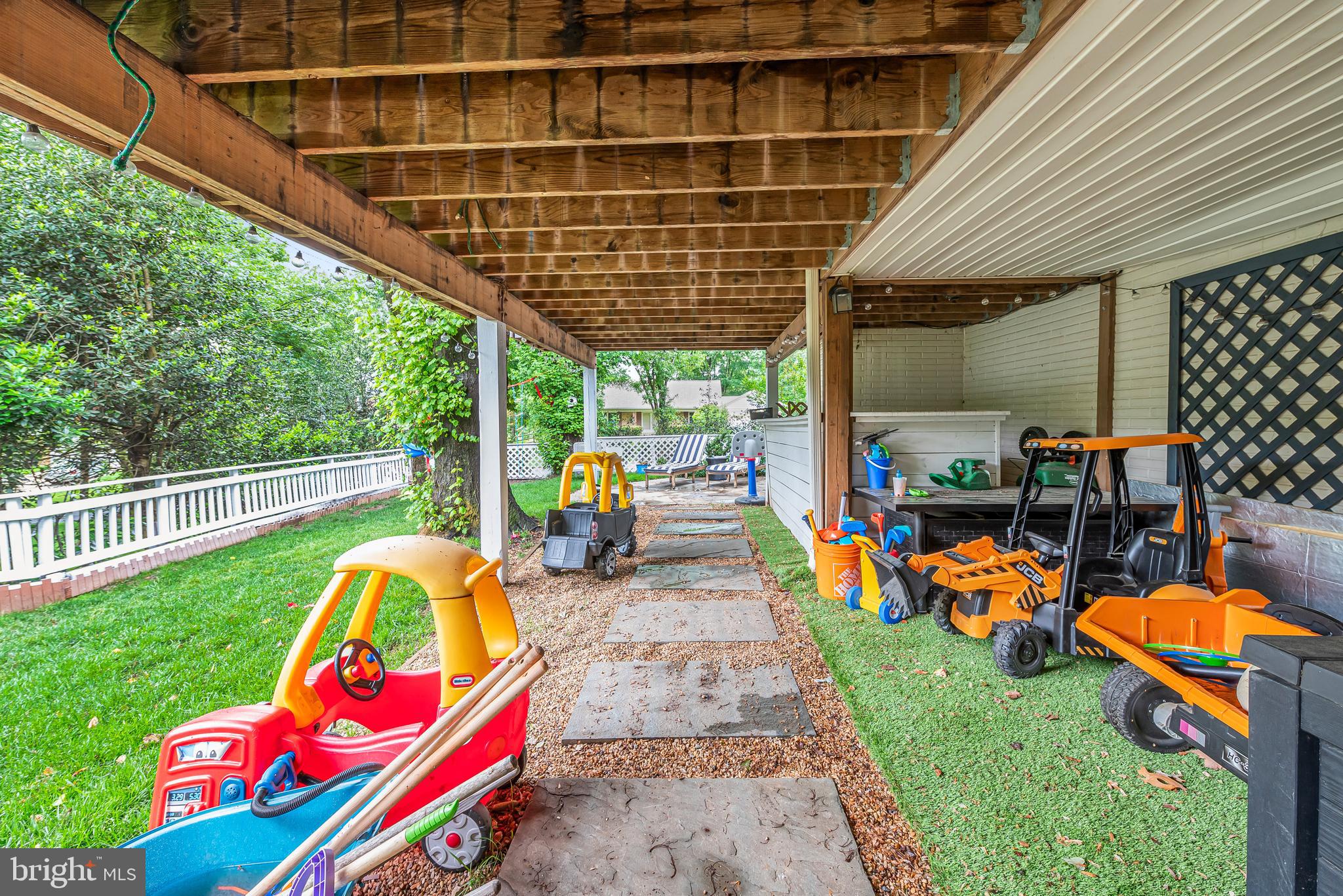 9212 WILLOW POND LANE