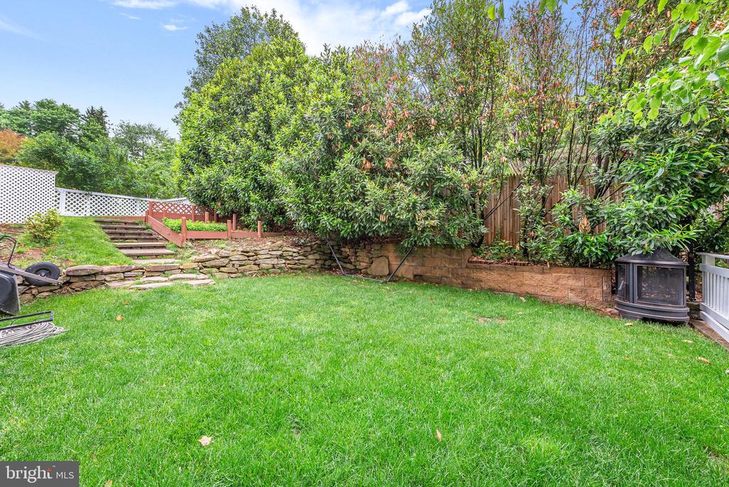 9212 WILLOW POND LANE