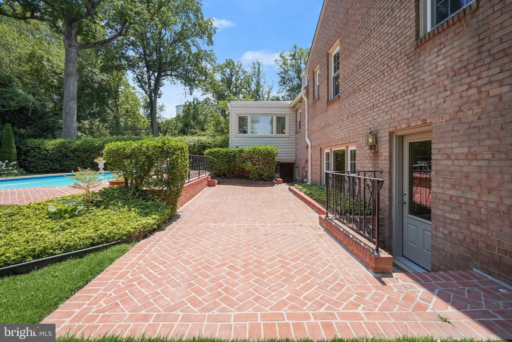 7109 RADNOR ROAD