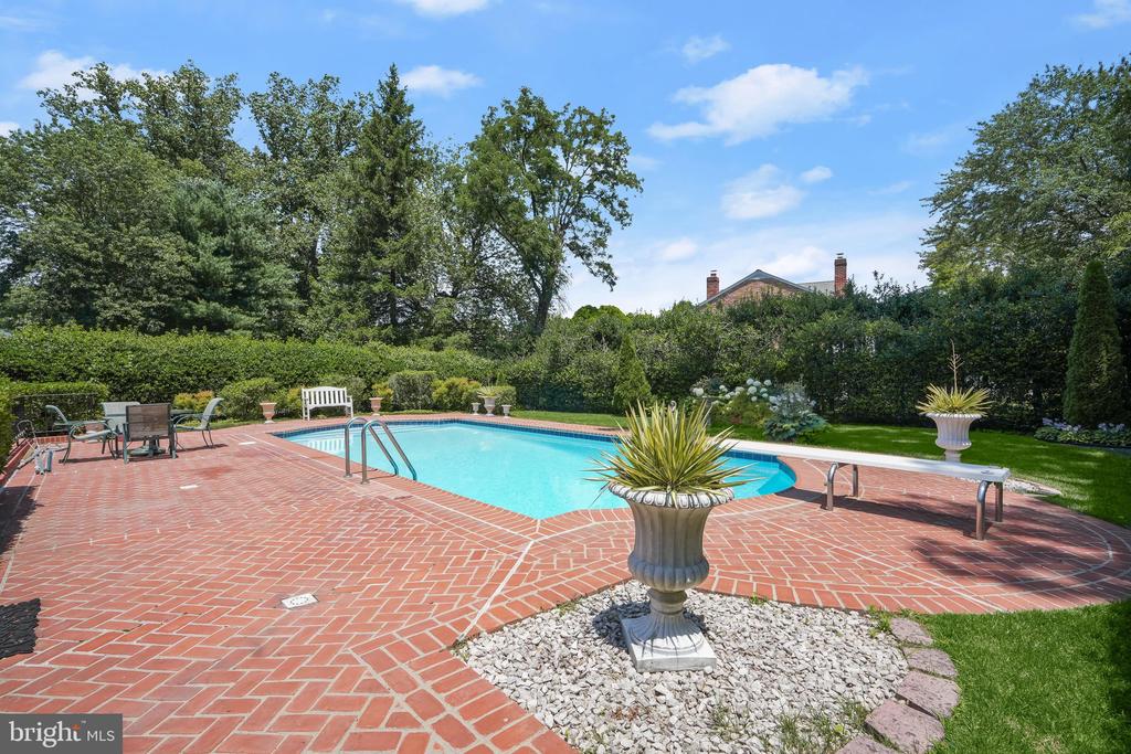 7109 RADNOR ROAD