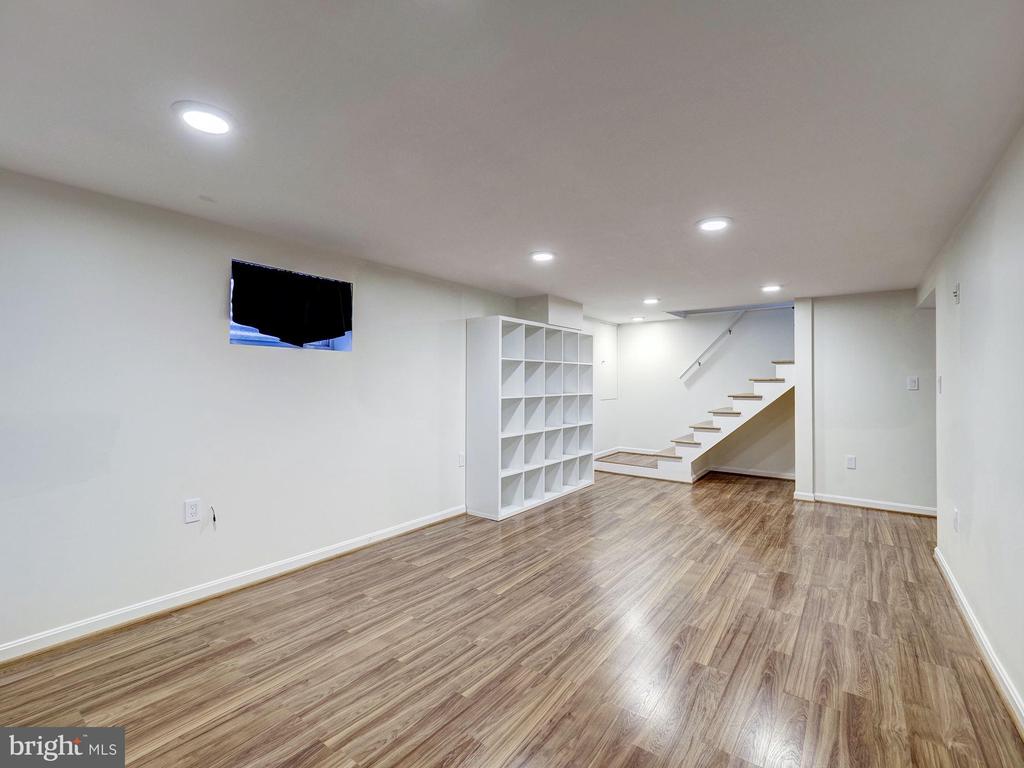 5208 GLENWOOD ROAD