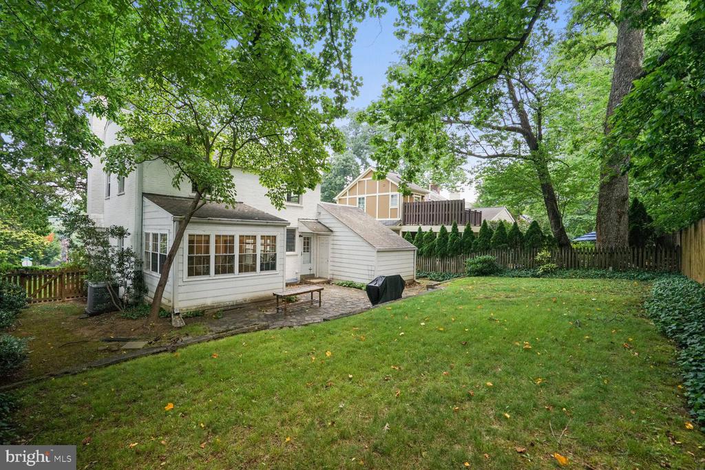 5208 GLENWOOD ROAD
