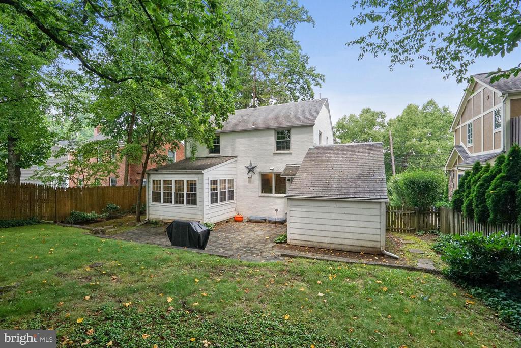 5208 GLENWOOD ROAD