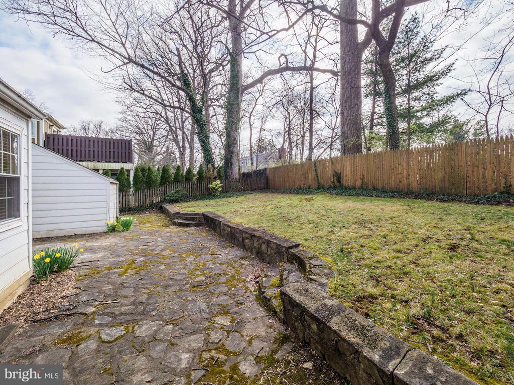 5208 GLENWOOD ROAD
