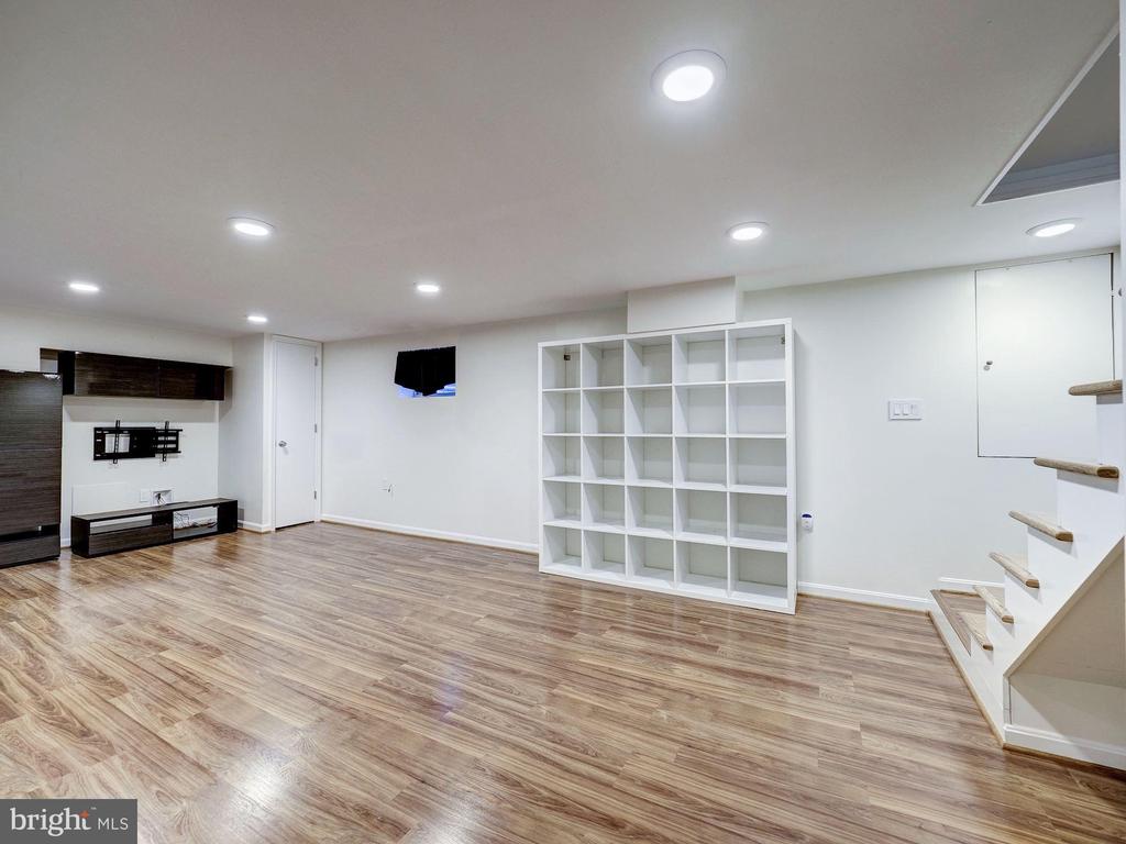 5208 GLENWOOD ROAD