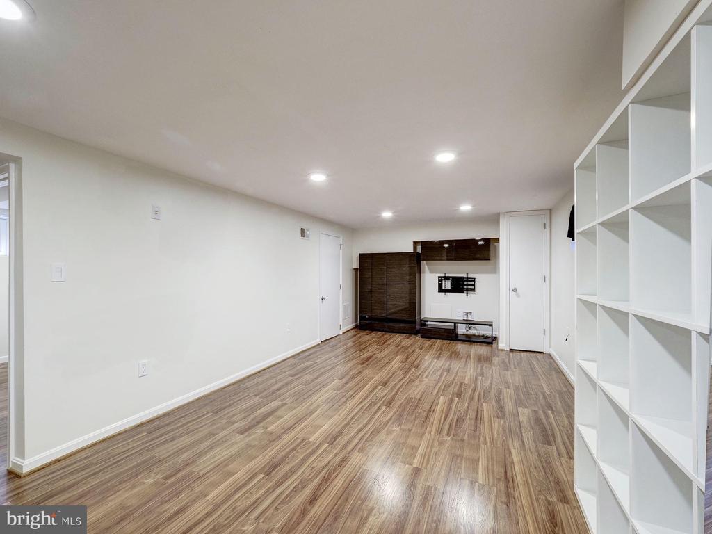 5208 GLENWOOD ROAD