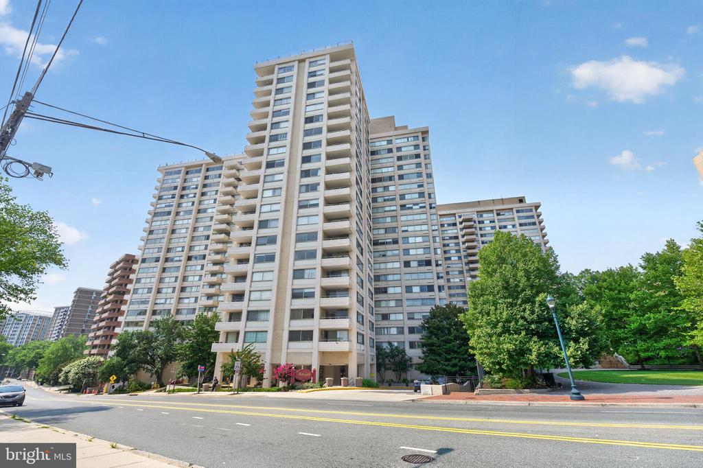 4515 WILLARD AVENUE Unit: 2203S