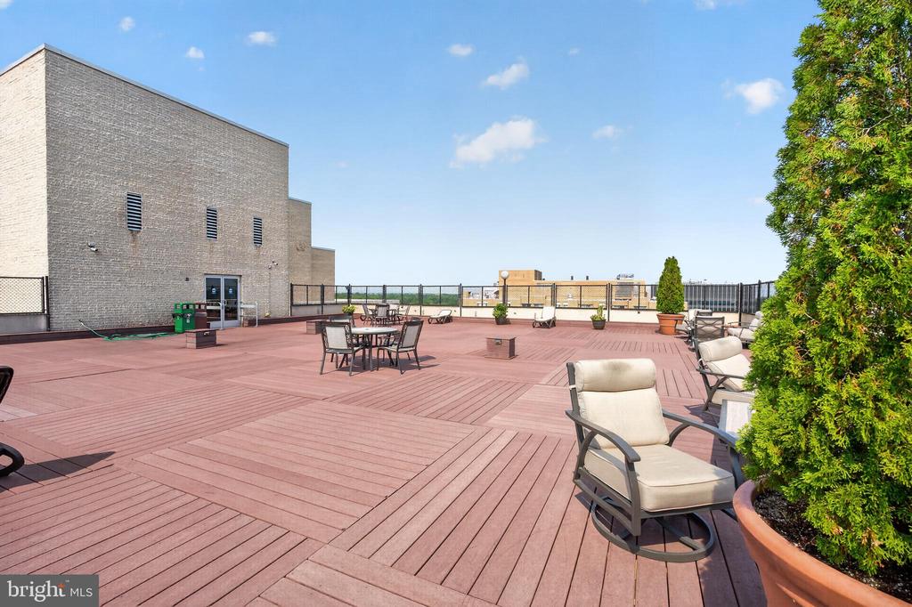 4515 WILLARD AVENUE Unit: 2203S