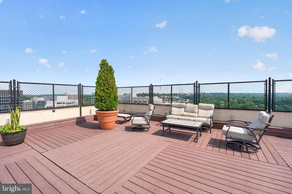 4515 WILLARD AVENUE Unit: 2203S
