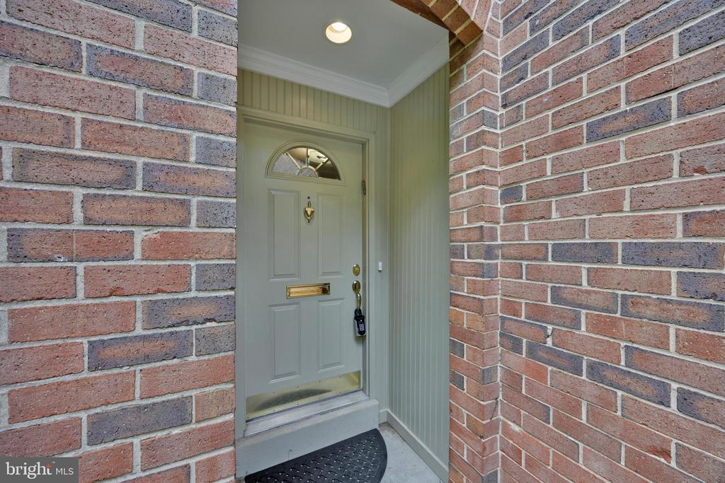 5816 TUDOR LANE