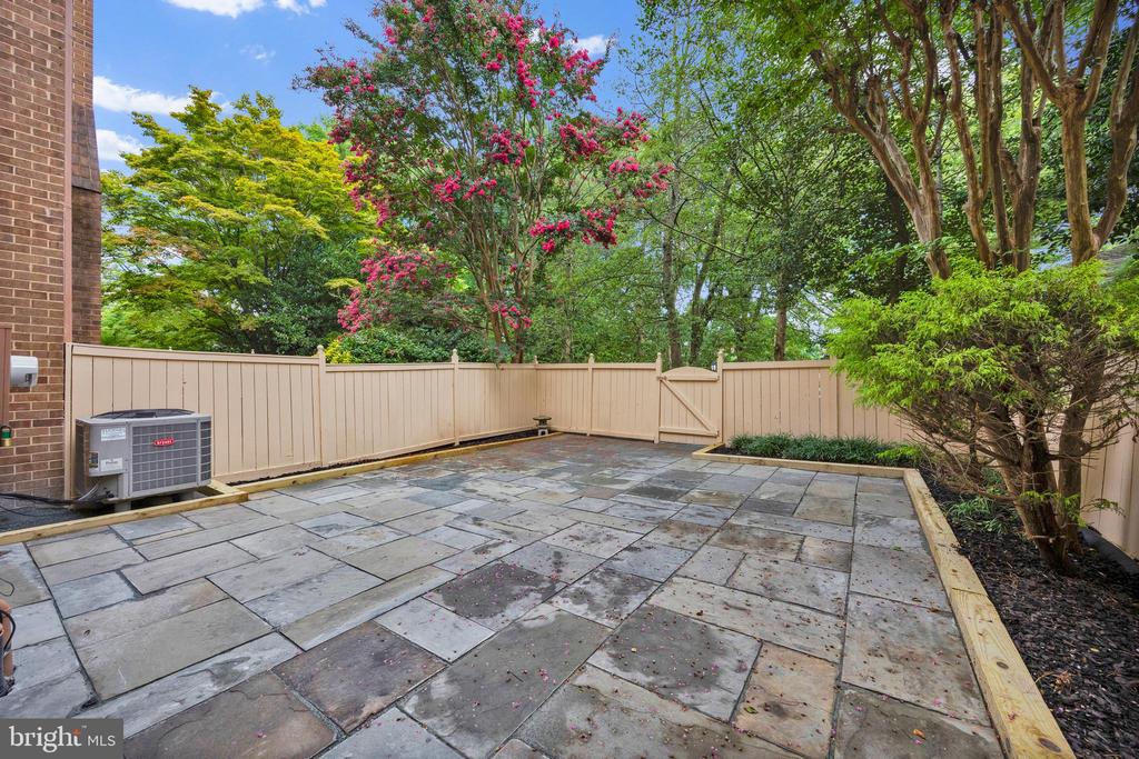 5816 TUDOR LANE