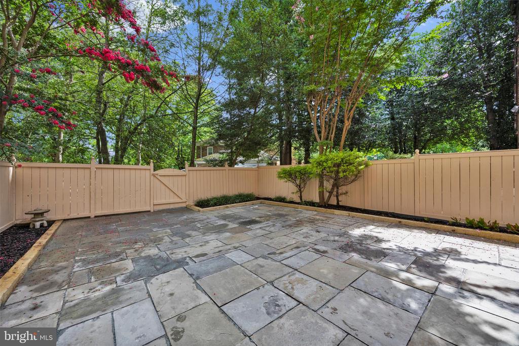 5816 TUDOR LANE