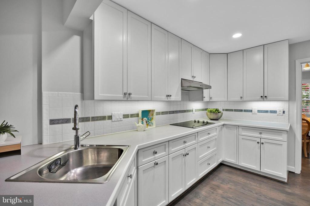 5816 TUDOR LANE