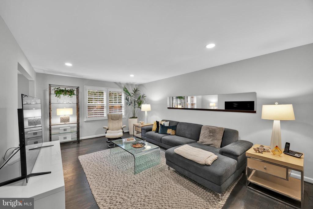 5816 TUDOR LANE